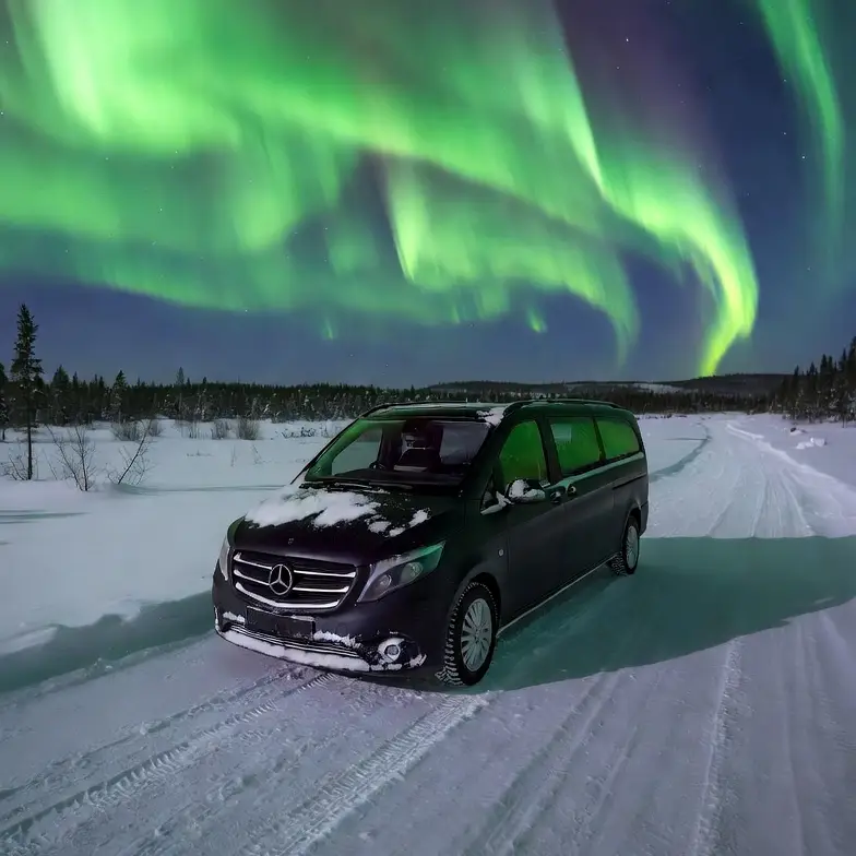 Finland-Lapland-northern-lights-private Mercedes Benz D-northern lights